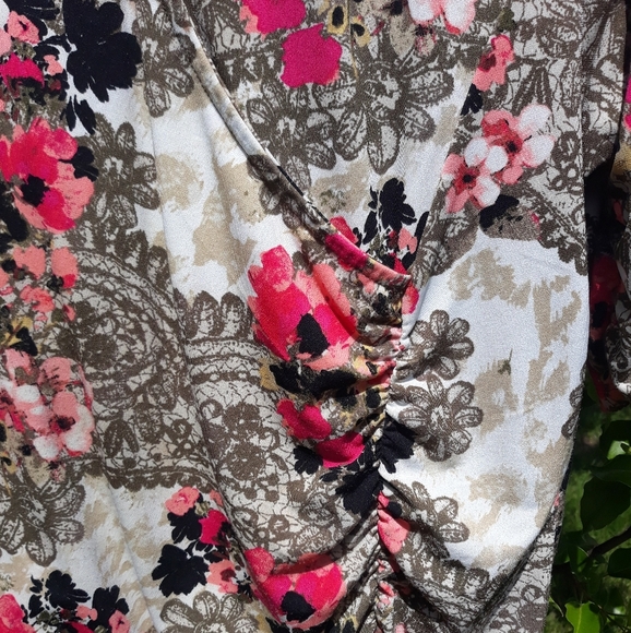 Flower and lace fabric top - Picture 3 of 9